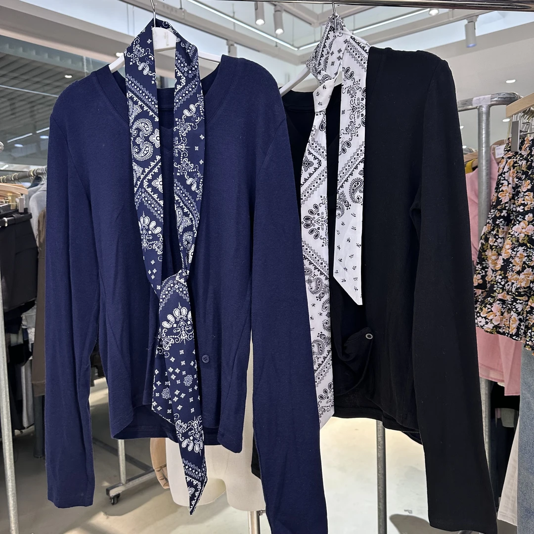 B90156秋季新款时尚小众设计感下摆洋气V领长袖打底上衣