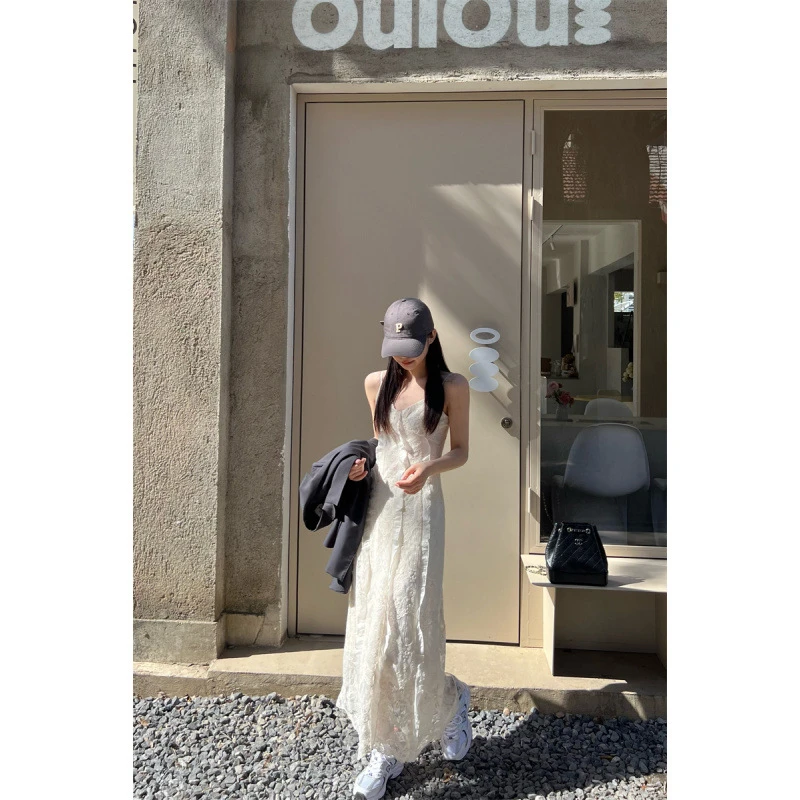 夏季显瘦气质法式小众设计感蕾丝吊带裙！新款奶昔杏色高腰收