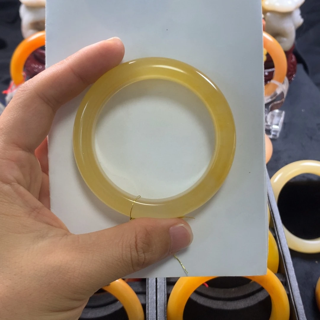 未镶嵌石英质玉（黄龙玉）手镯