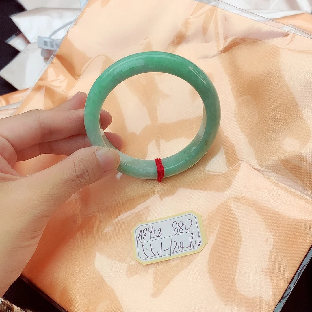 翡翠手镯未镶嵌翡翠