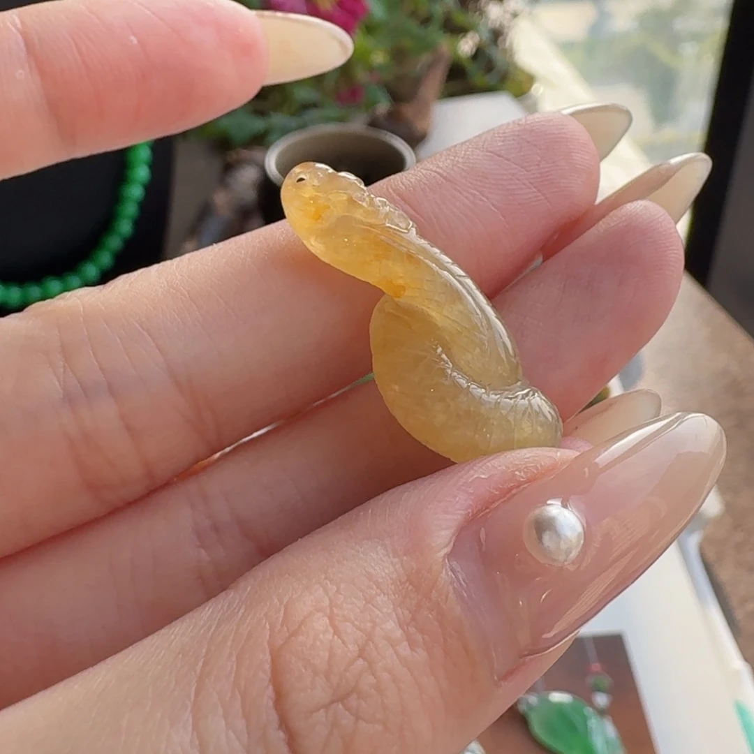 翡翠颈饰未镶嵌映*空冰黄小蛇