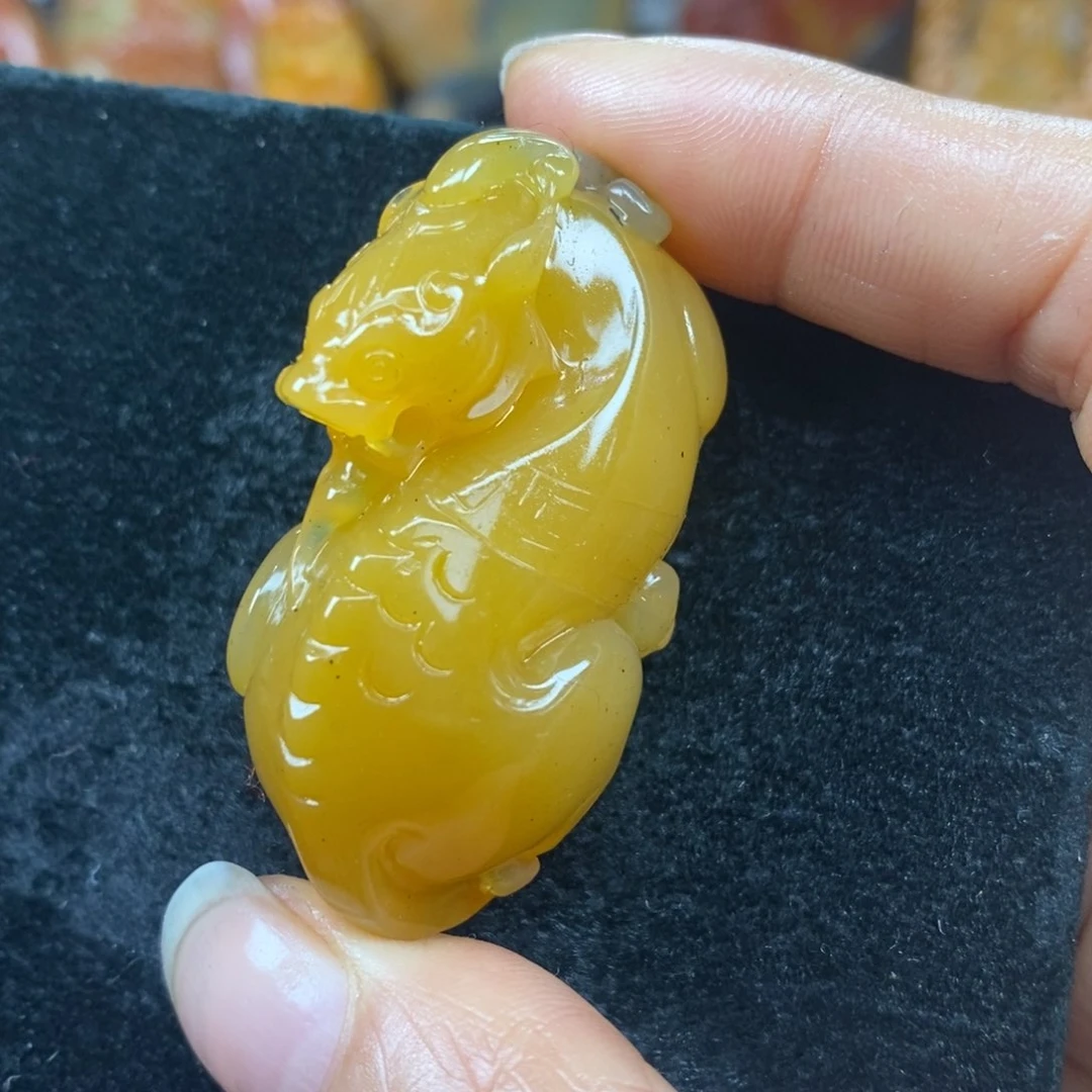 未镶嵌石英质玉（黄龙玉）颈饰