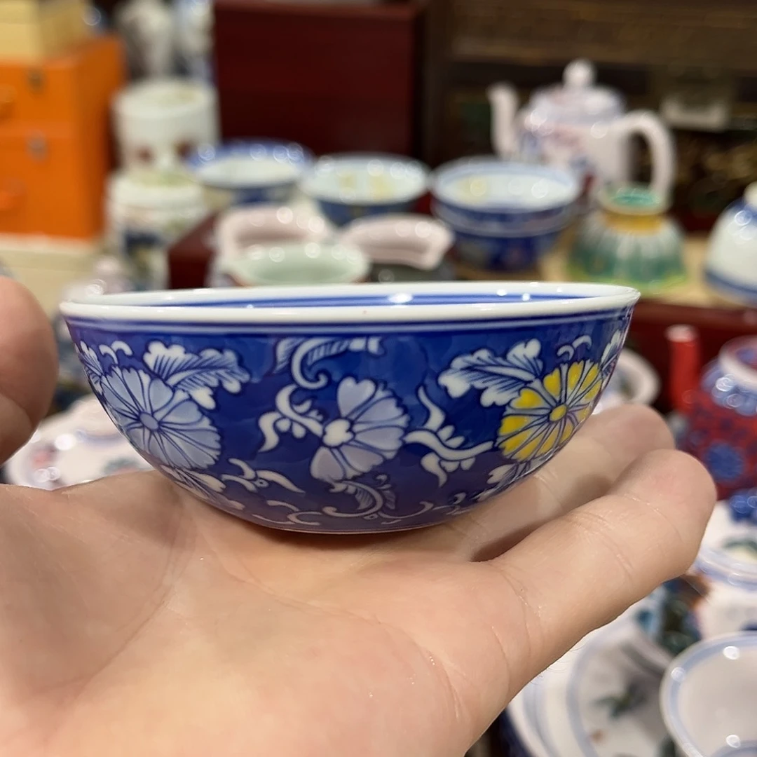 摆件景德镇陶瓷杯子。