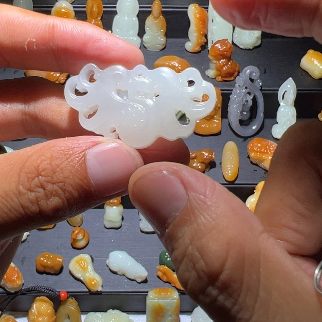 和田玉未镶嵌颈饰洪****瓶