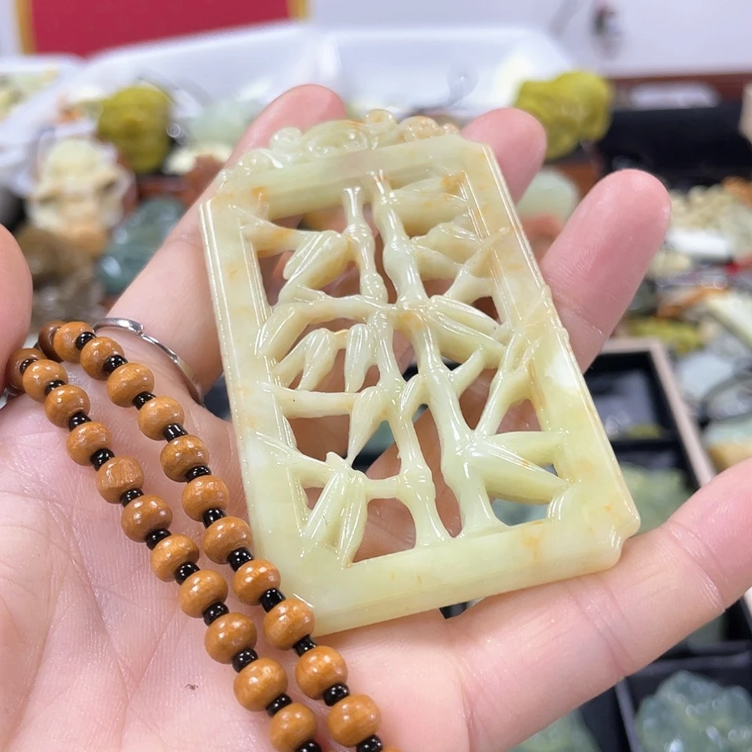 蛇纹石玉颈饰合金