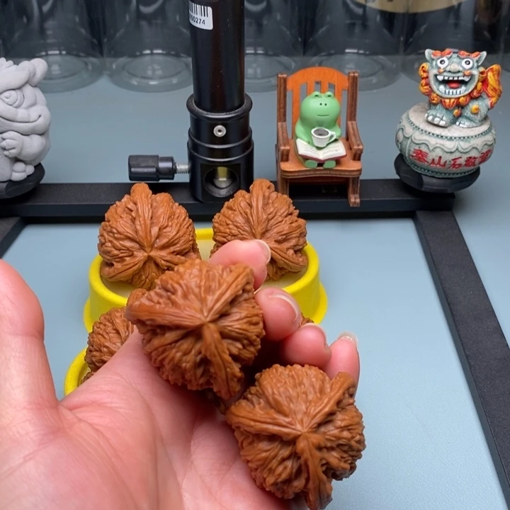 S***N文玩核桃吊坠40尺寸白狮子微修