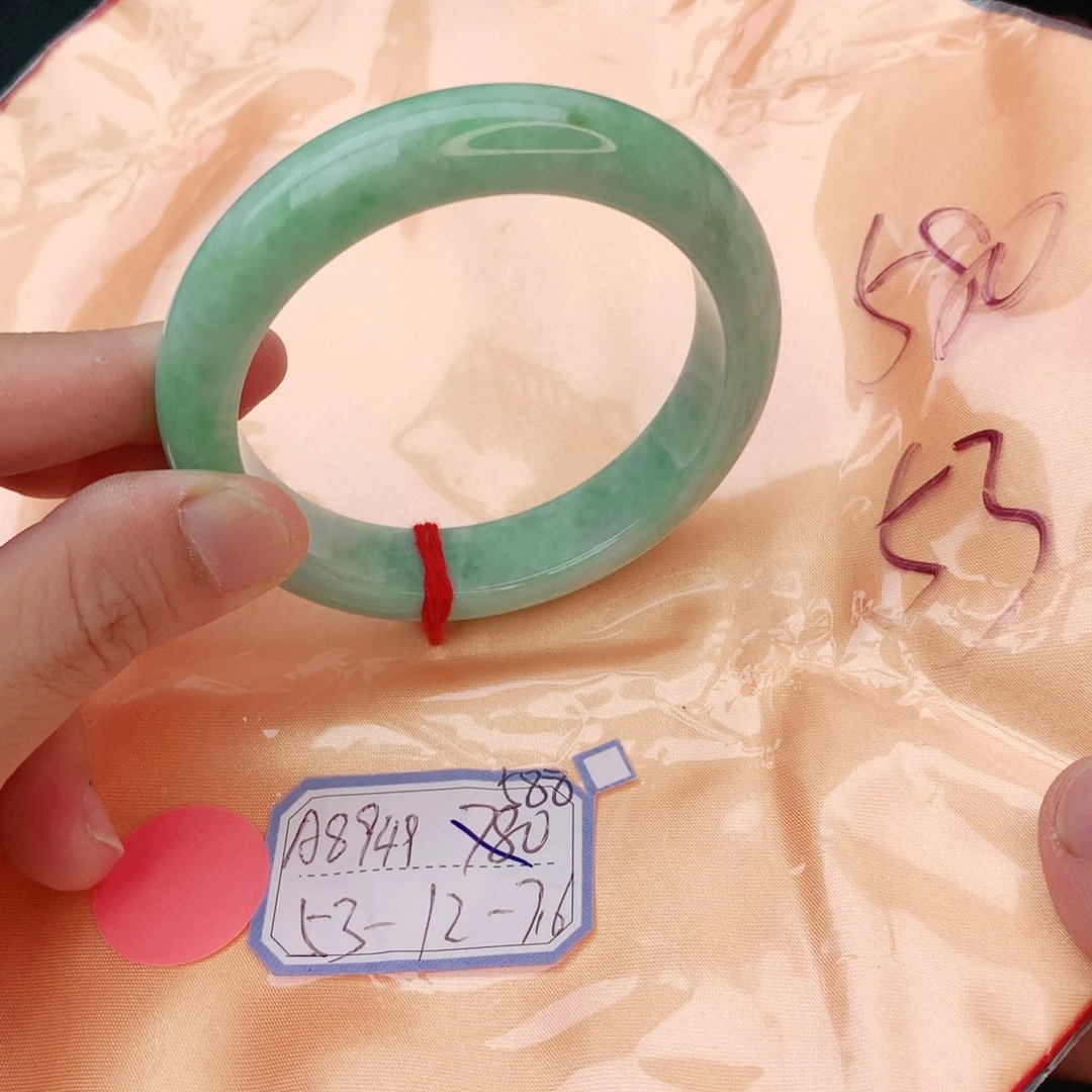 翡翠手镯未镶嵌翡翠