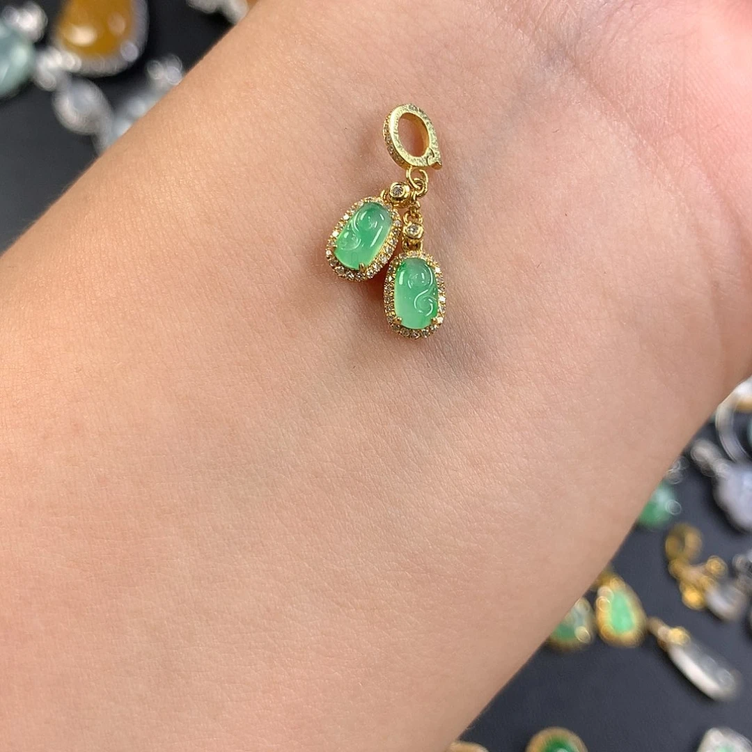 翡翠18K金镶嵌颈饰