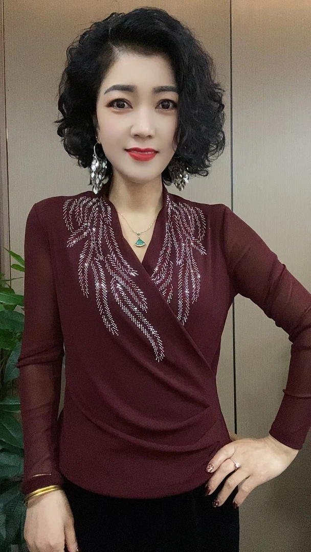 2025早春新款V领上衣时尚显瘦修身设计感女士洋气小衫上衣#1213