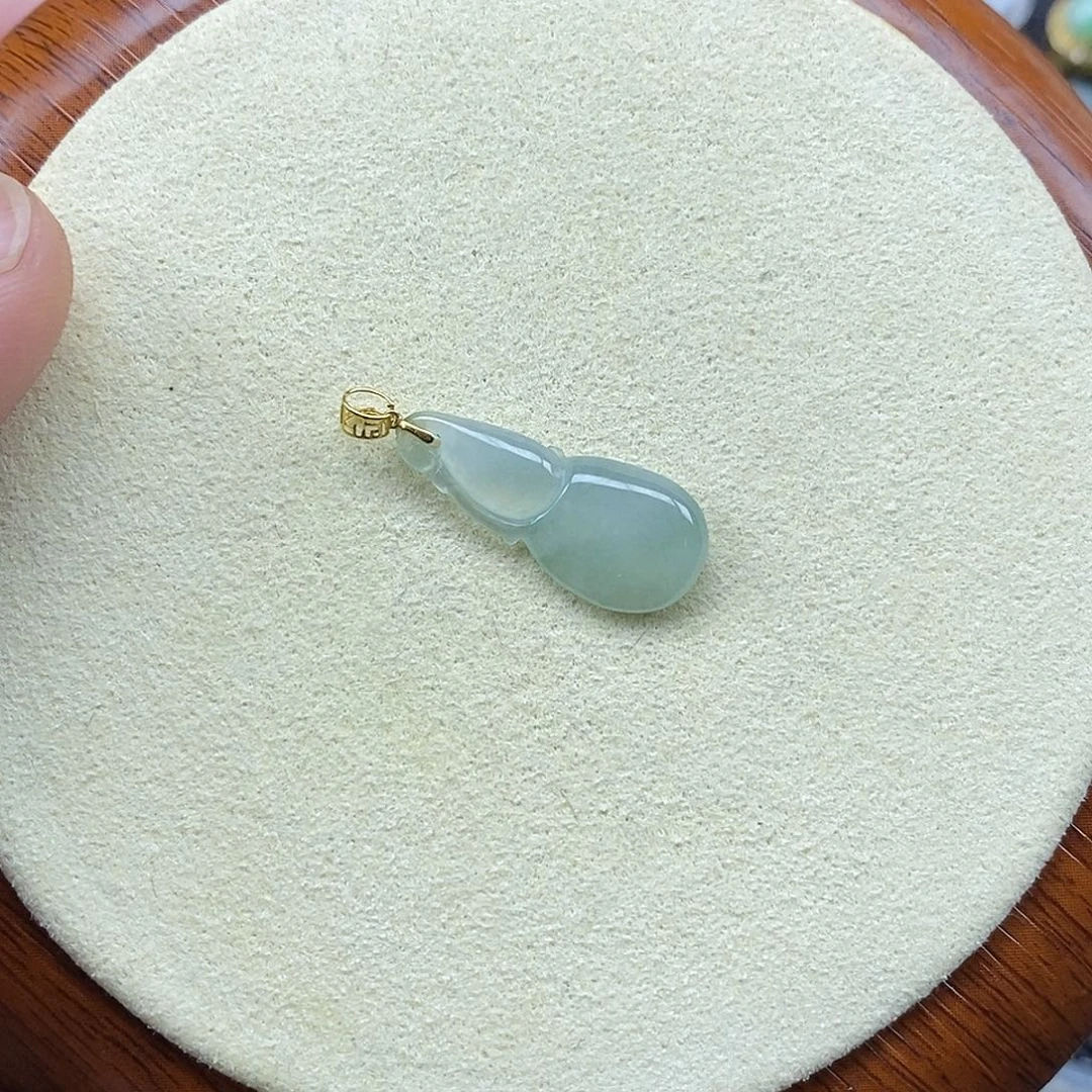 翡翠18K金镶嵌颈饰葫芦