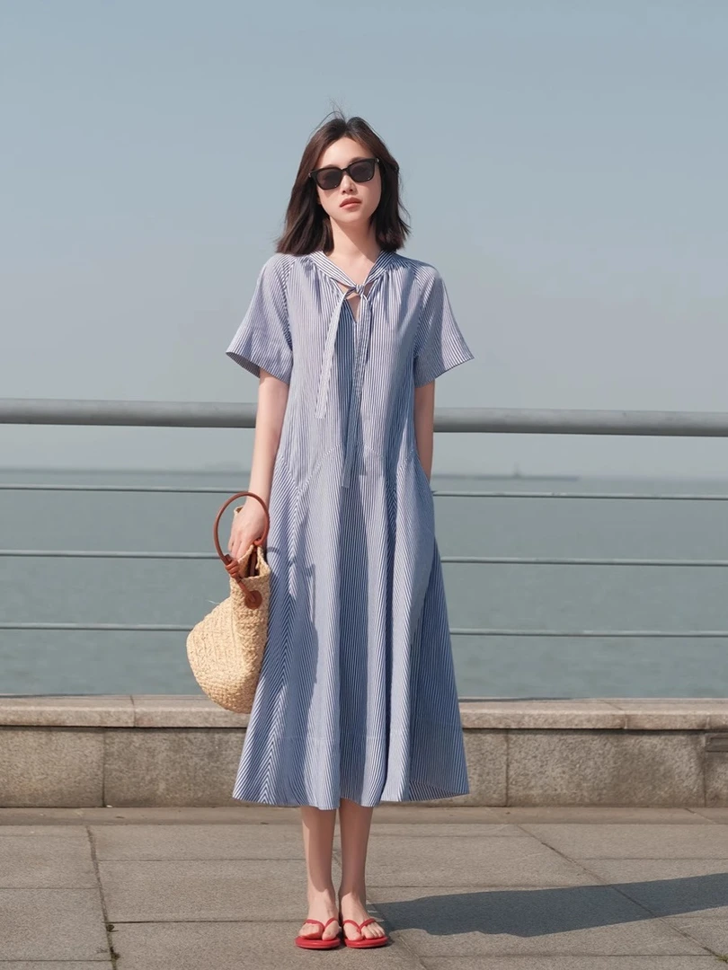 法式气质微胖连衣裙女夏季宽松显瘦设计感领口系带蓝色条纹直筒裙