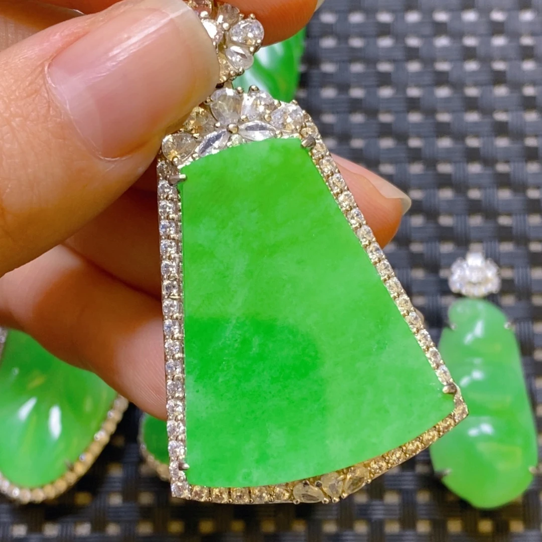 翡翠颈饰银S925镶嵌吊坠