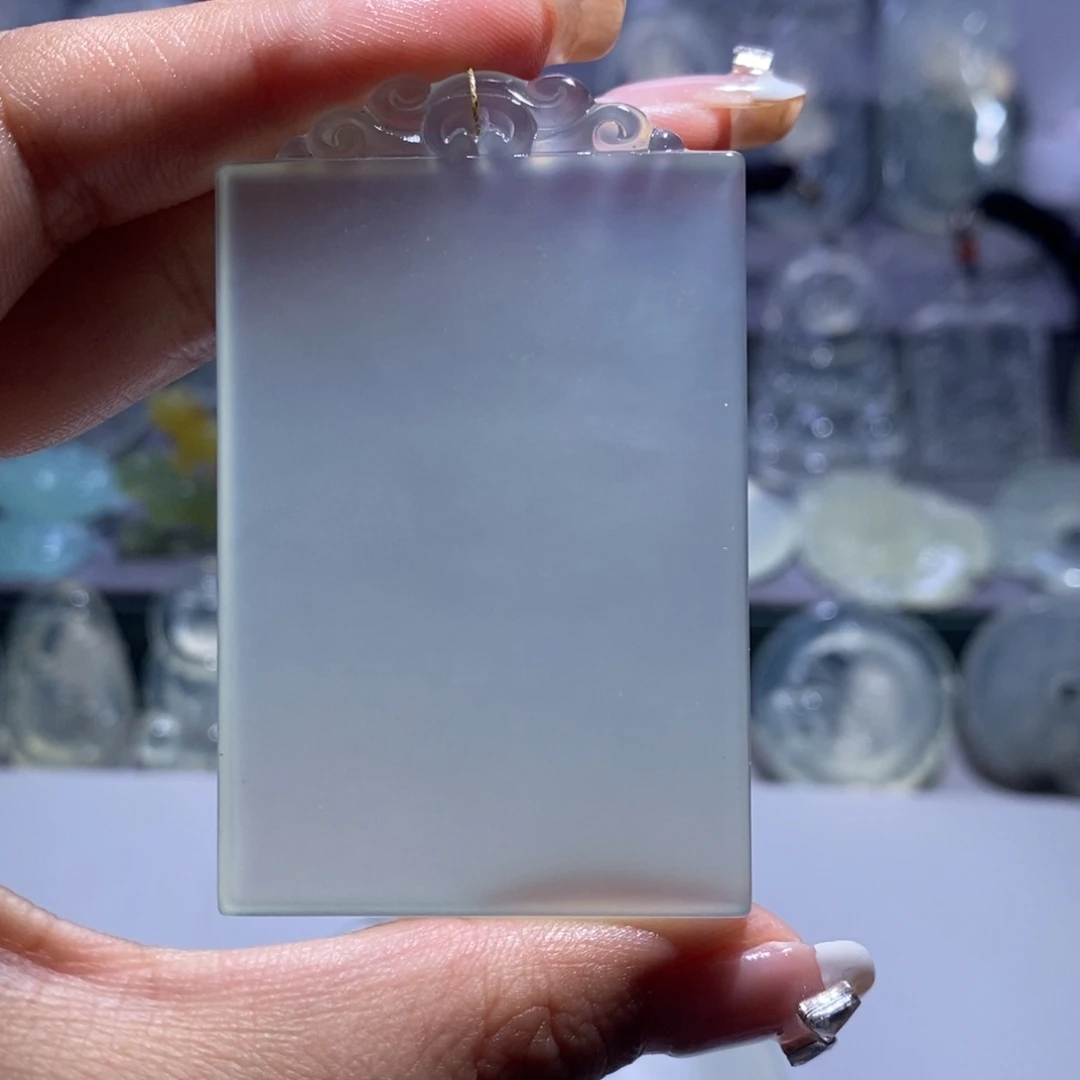 李***超岫玉未镶嵌颈饰无事牌