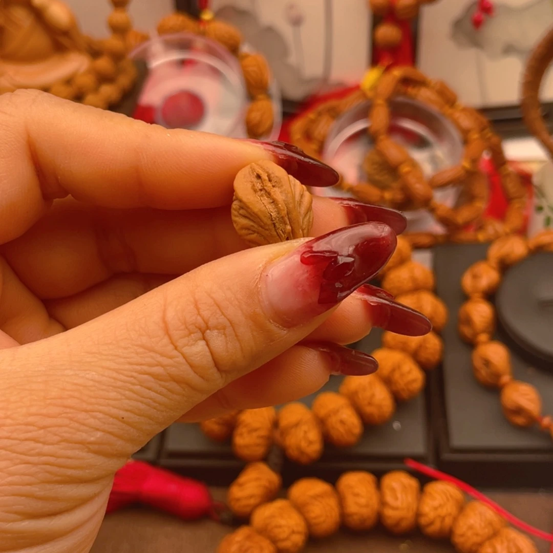 佰***号手串桃核红红火火。红红火火