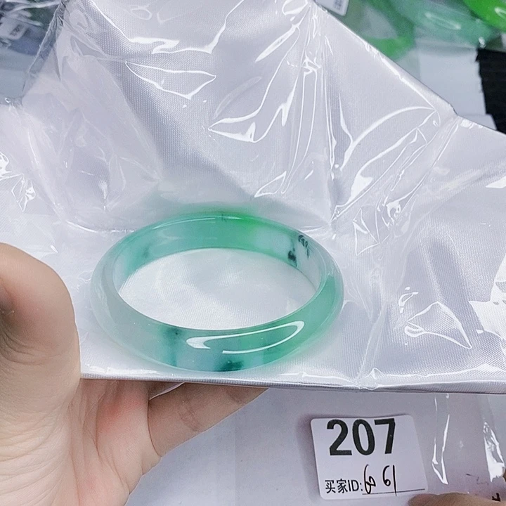 翡翠未镶嵌手镯一图一物实物为准（微瑕处理）