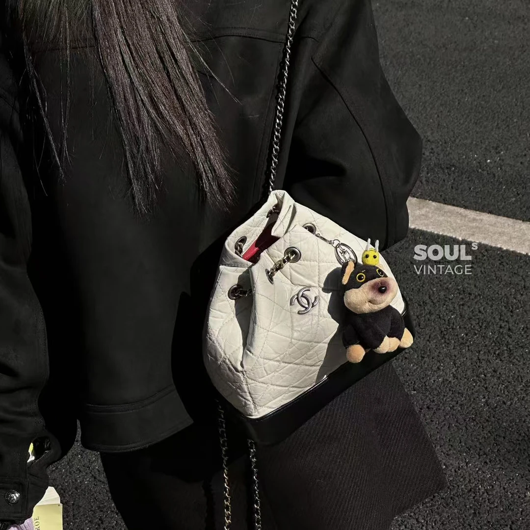 95新 Chanel/香奈儿 fl66 黑白 褶皱牛 流浪双肩包/634368765