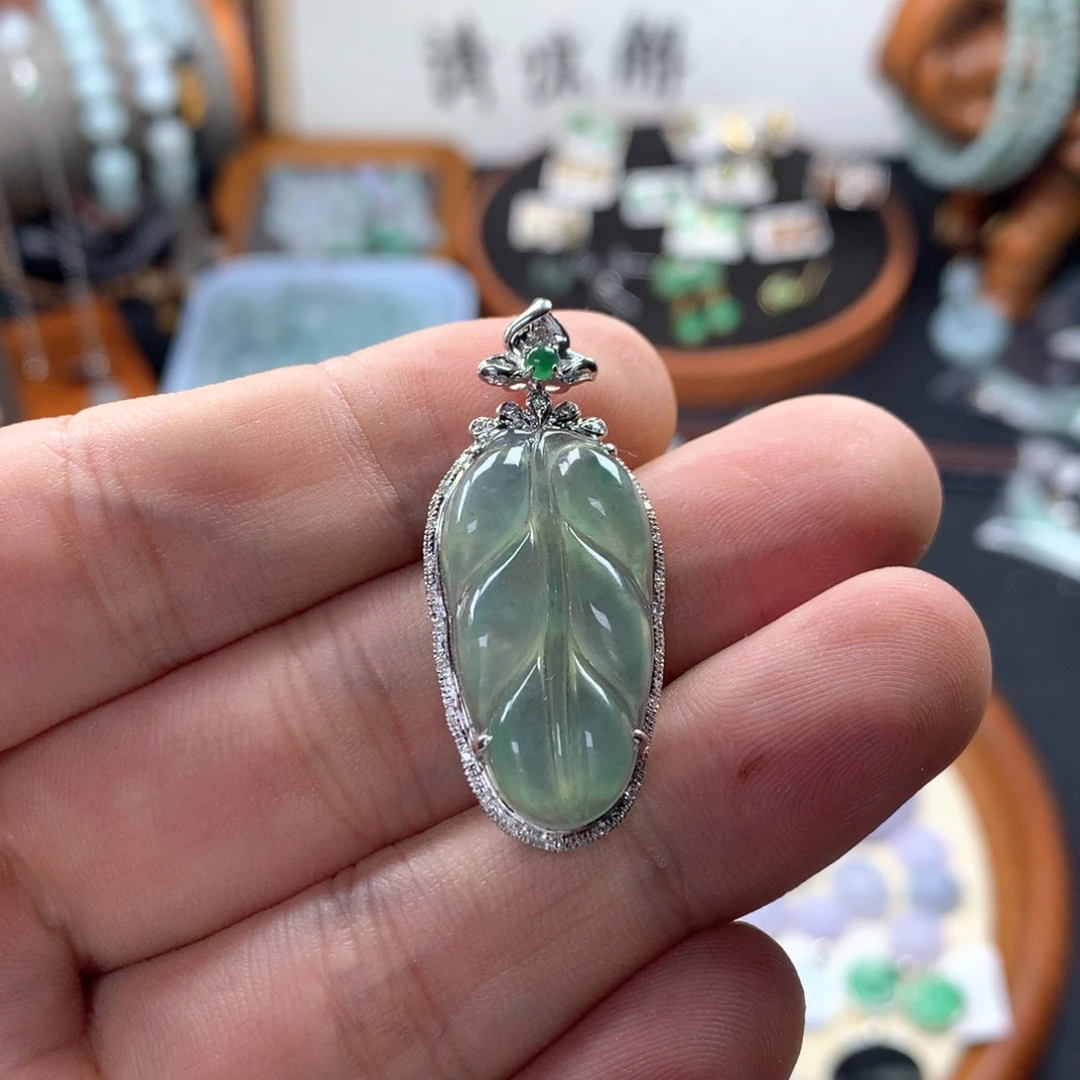 颈饰18K金镶嵌翡翠张**