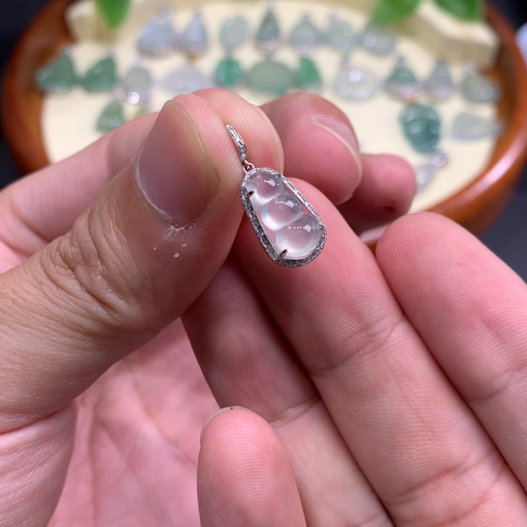 颈饰18K金镶嵌翡翠豆子