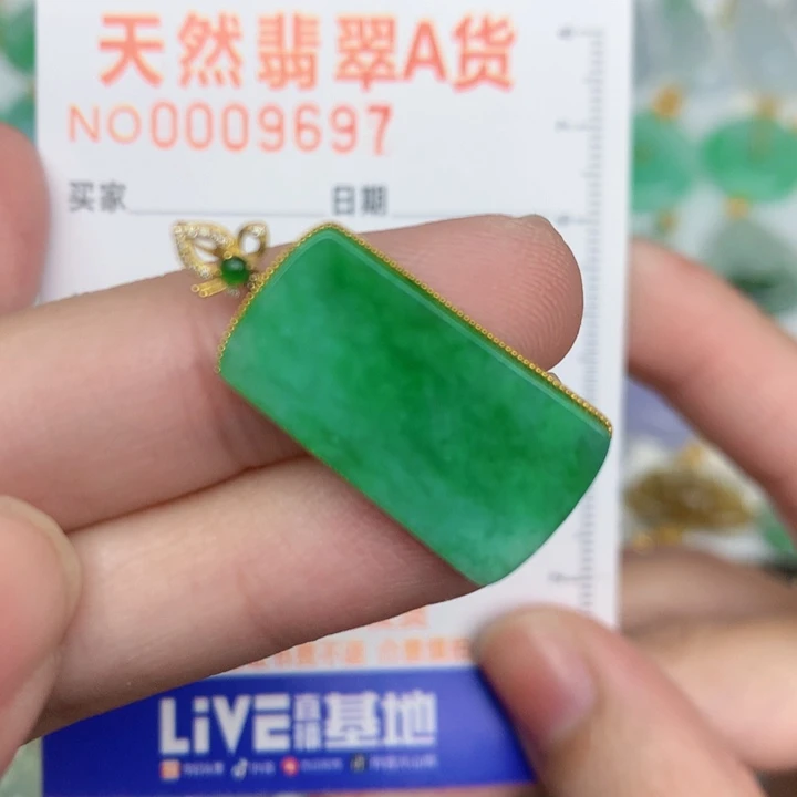 颈饰18K金镶嵌翡翠无事牌