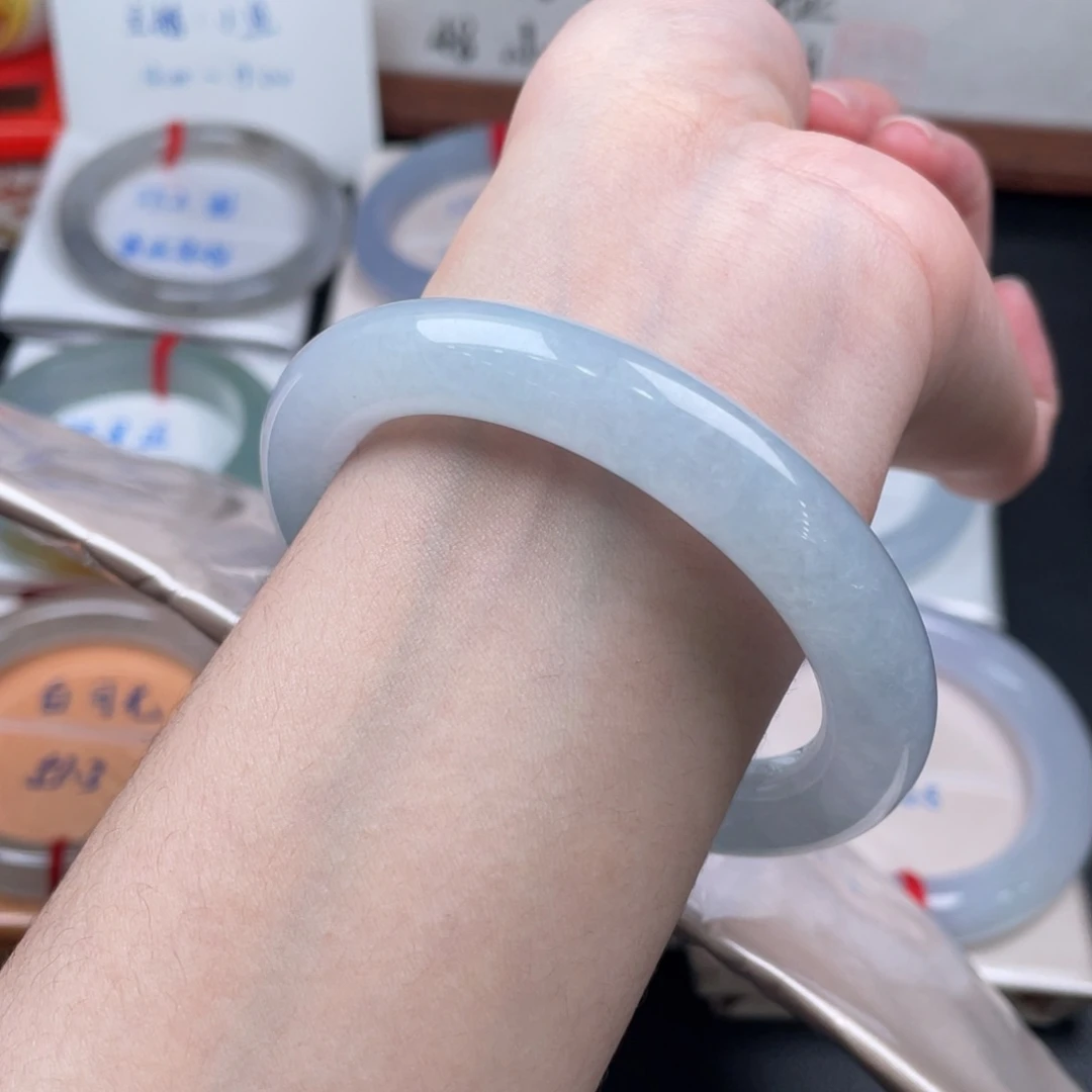 未镶嵌手镯翡翠卡55.5胖圆条，晴蓝底