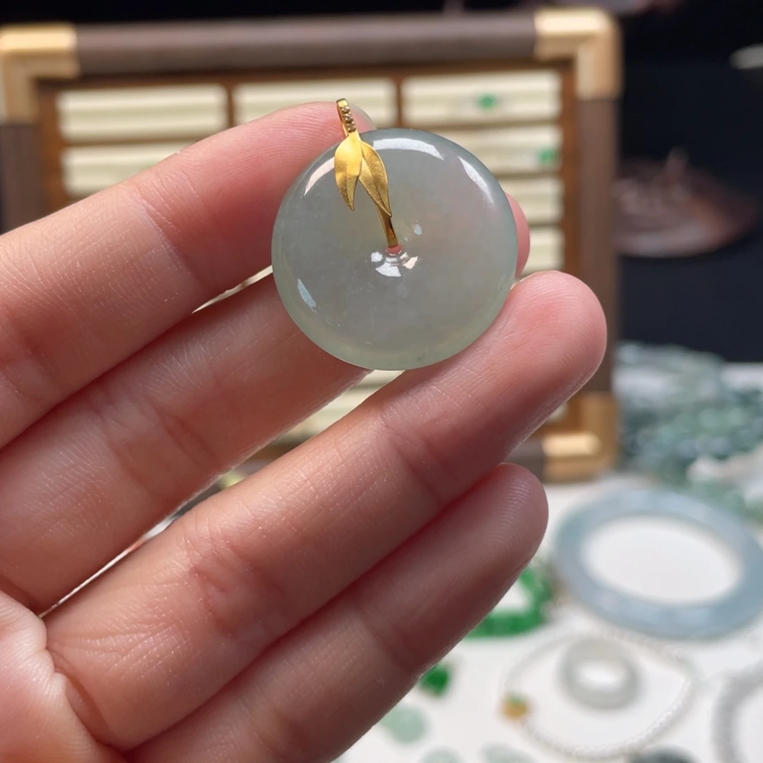 颈饰18K金镶嵌翡翠