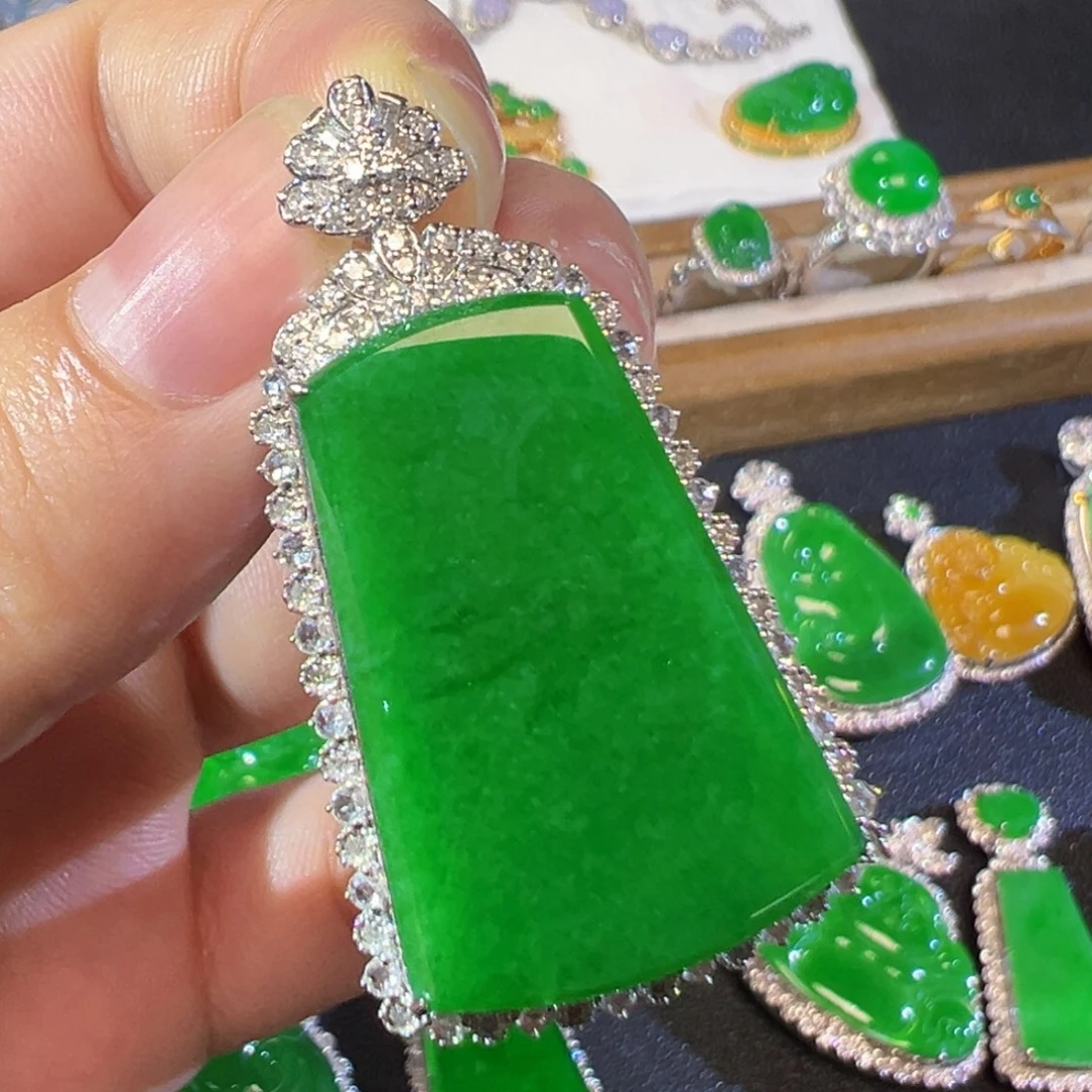 翡翠18K金镶嵌颈饰