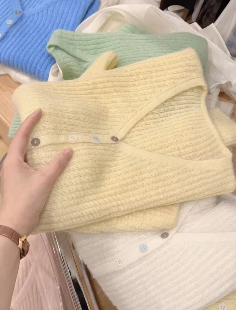 七言家 颜色美炸！奶油黄坑条彩扣开衫6