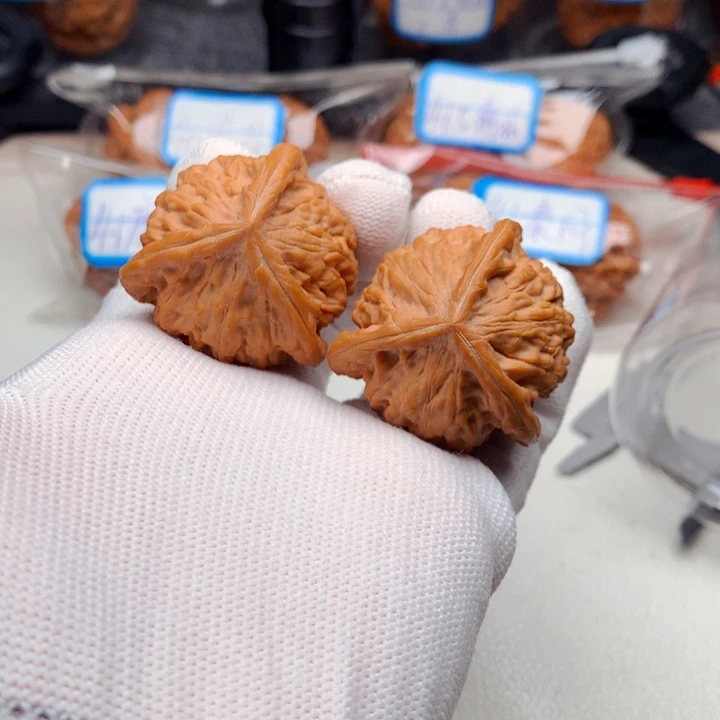 C***文玩核桃吊坠正奔