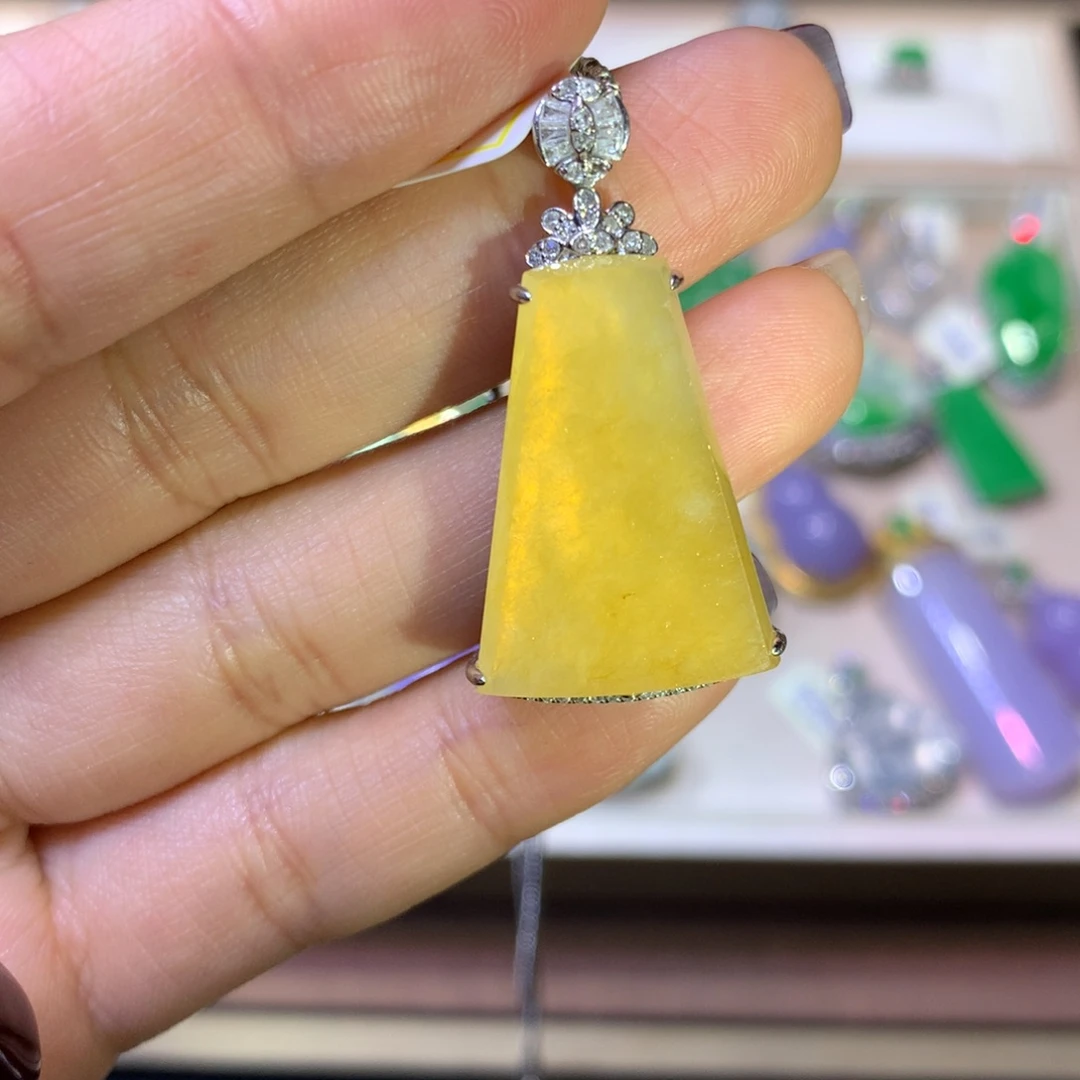 翡翠18K金镶嵌颈饰翡翠吊坠