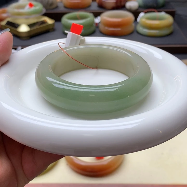 未镶嵌手镯石英岩玉