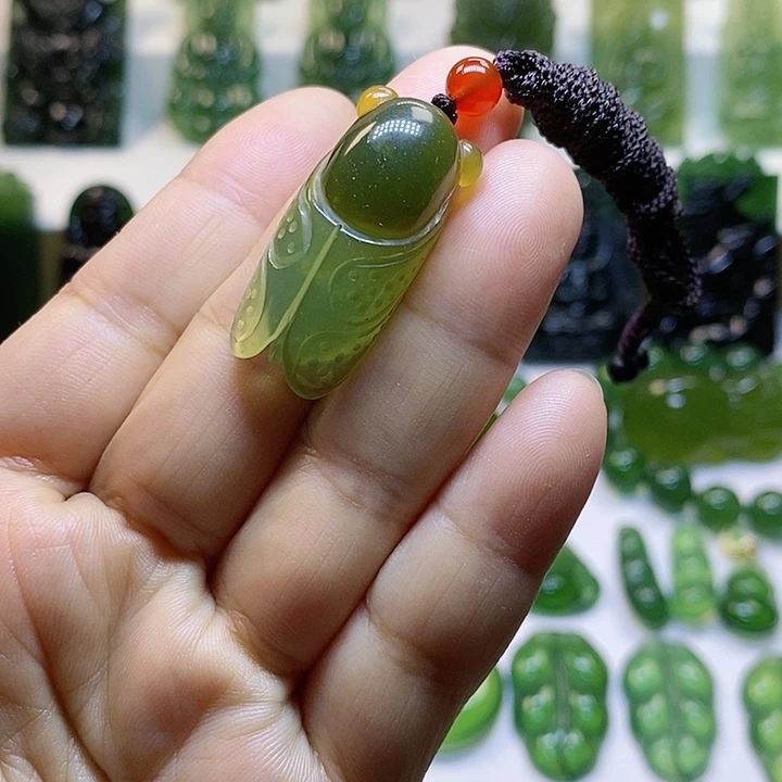 蛇纹石玉颈饰未镶嵌