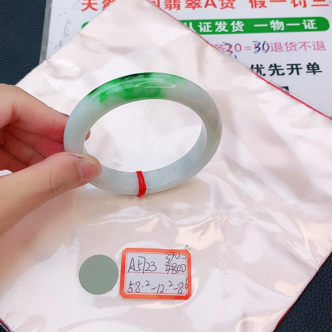 翡翠手镯未镶嵌我
