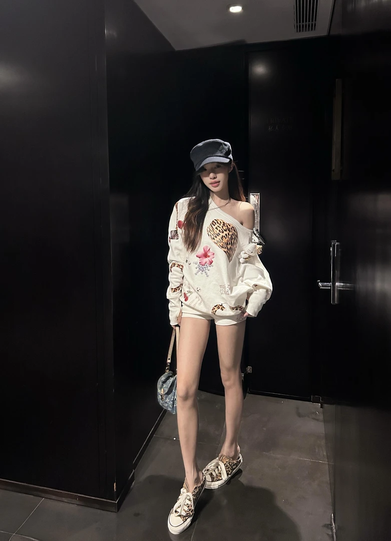 美式复古图案印花宽松显瘦斜肩卫衣辣妹小众高级感上衣百搭短裤女