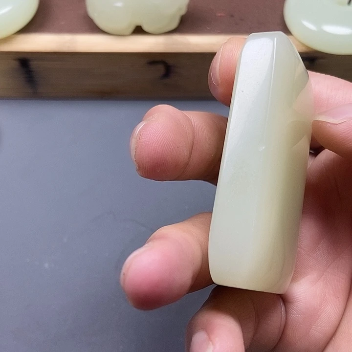 霍***白和田玉（糖玉）未镶嵌车挂