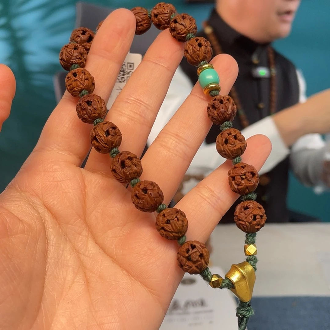 桃核小子镂空人物核雕作品