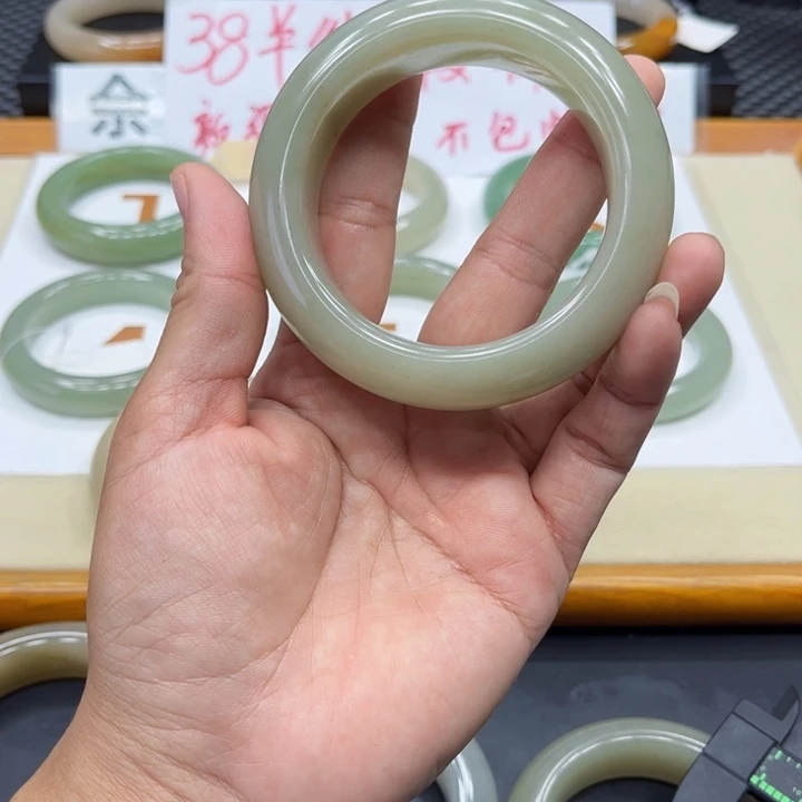 未镶嵌手镯石英质玉八*