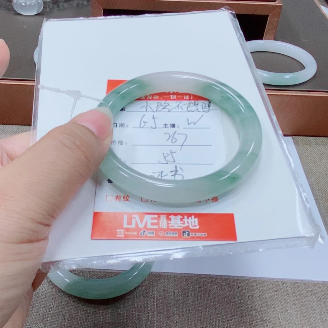 石英质玉手镯未镶嵌小***睡