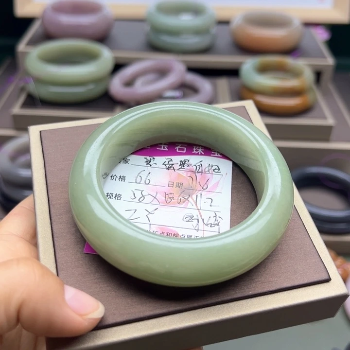 黑***妞石英质玉未镶嵌手镯