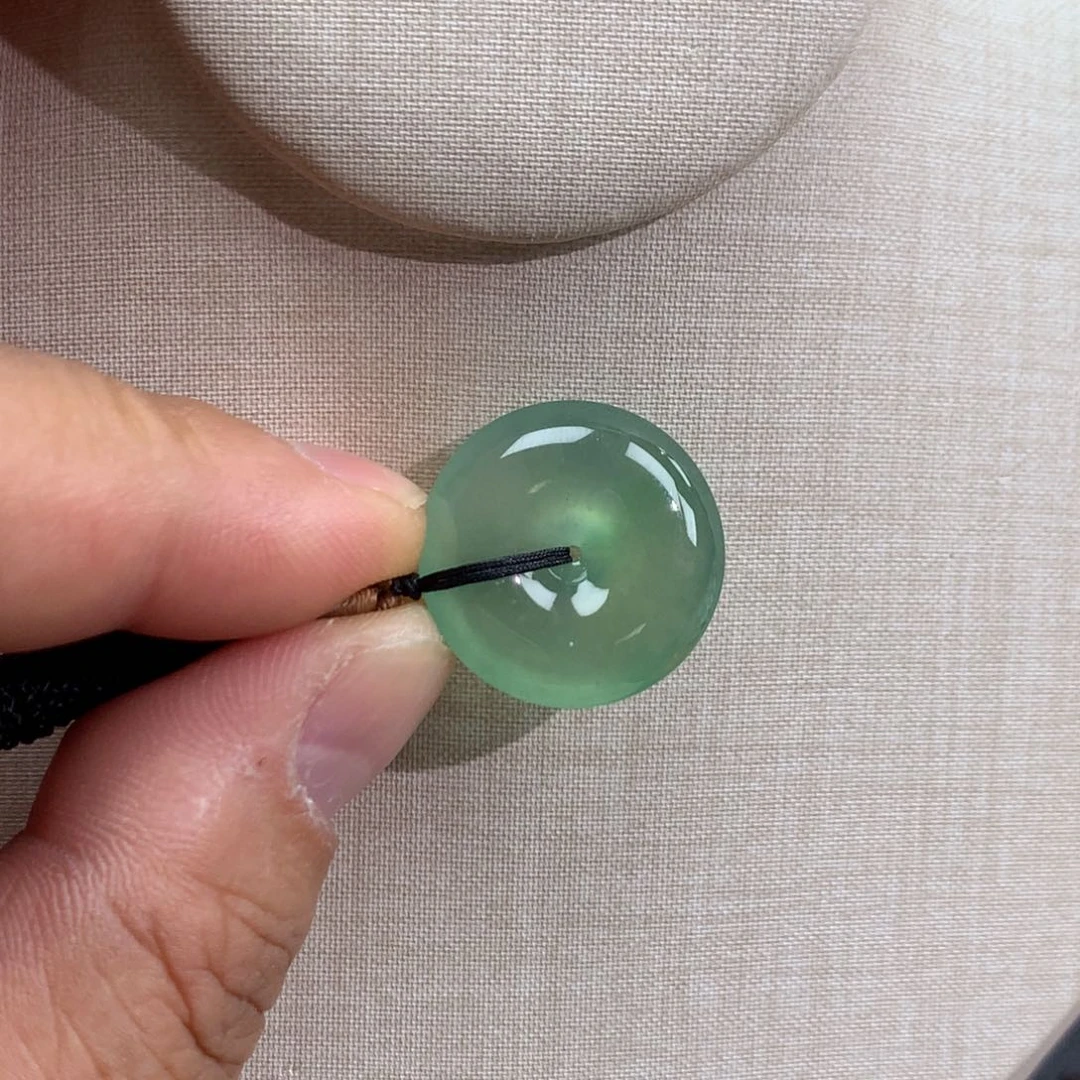 翡翠未镶嵌颈饰平安