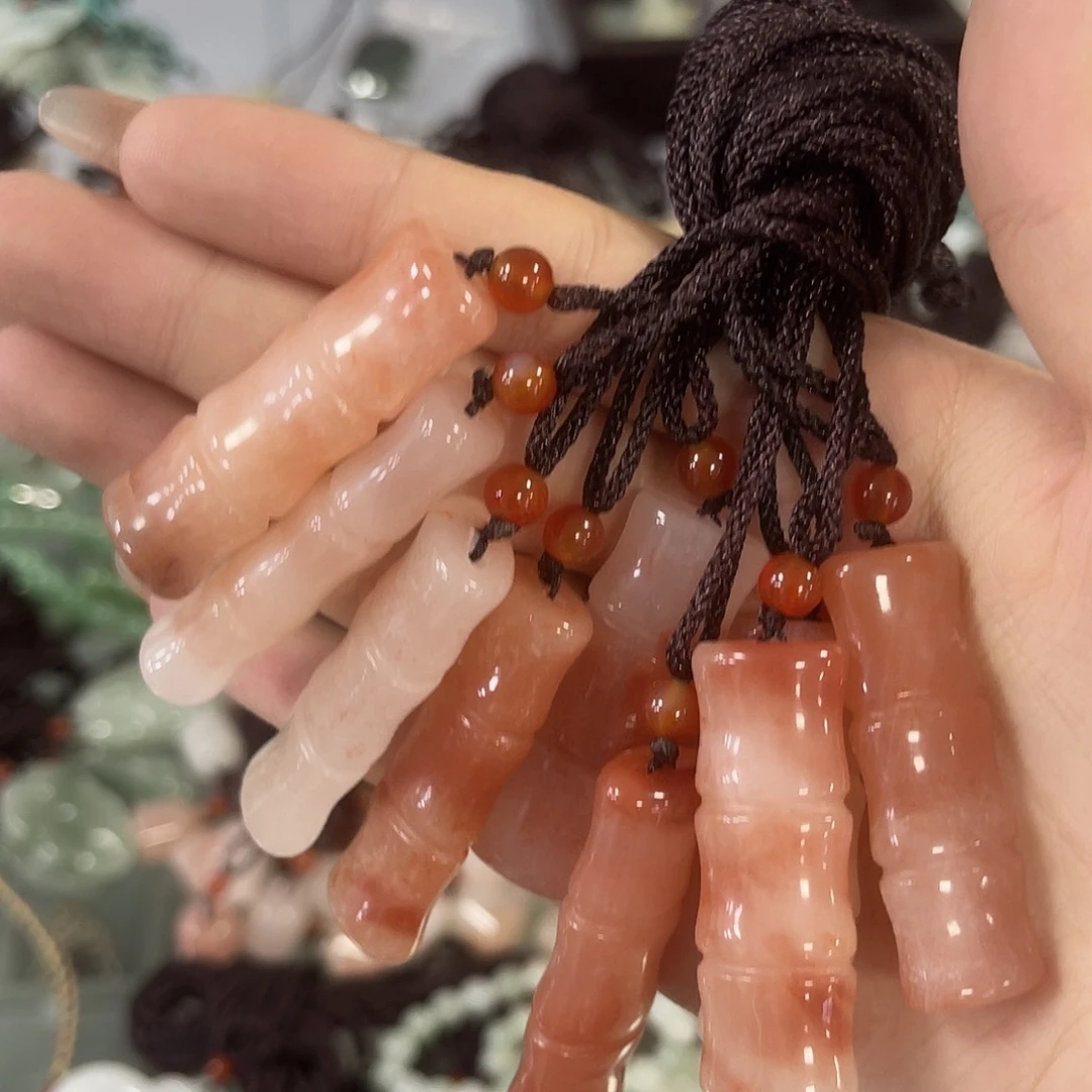 颈饰未镶嵌石英质玉