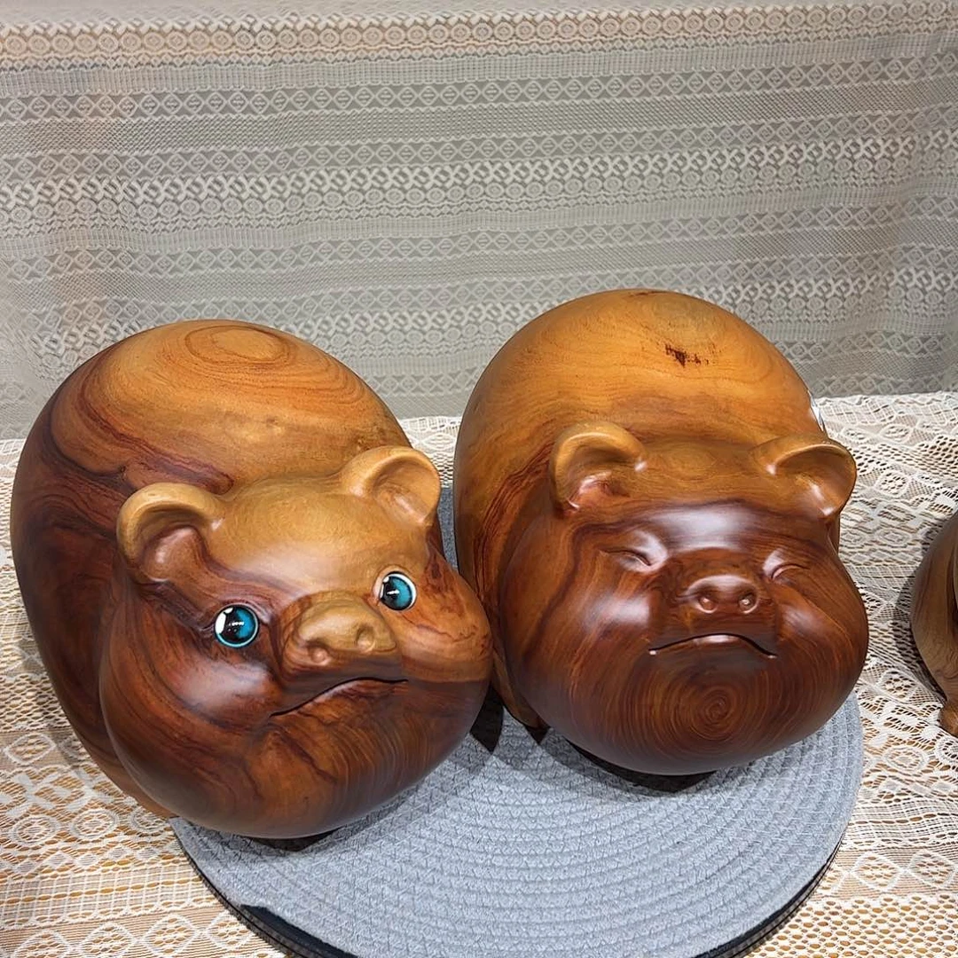 东***仔香樟木猪猪摆件一对