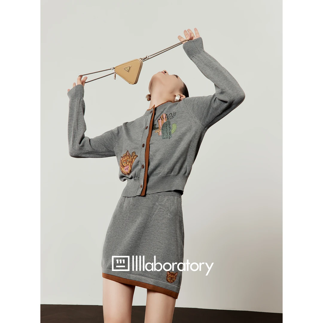 灰色针织套装女2025秋季新款撞色印花开衫半身短裙两件套