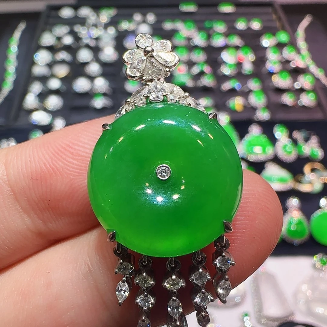 翡翠18K金镶嵌颈饰吊坠