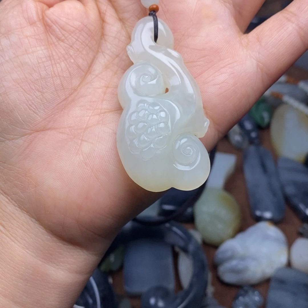 用***鹃和田玉未镶嵌颈饰