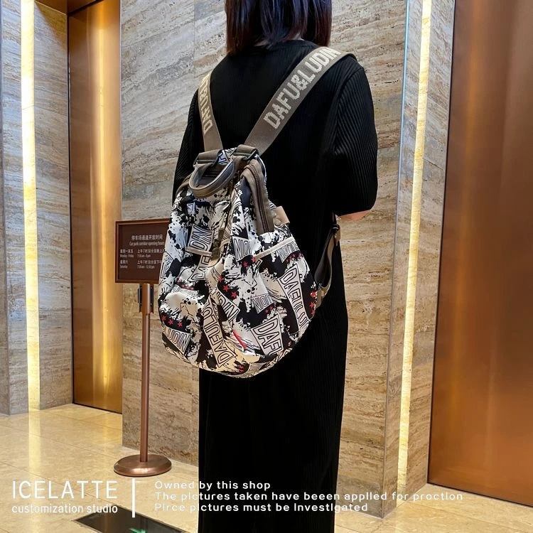 2025洋气新款时尚双肩包女轻便防水洋气女士休闲大容量背包旅行包
