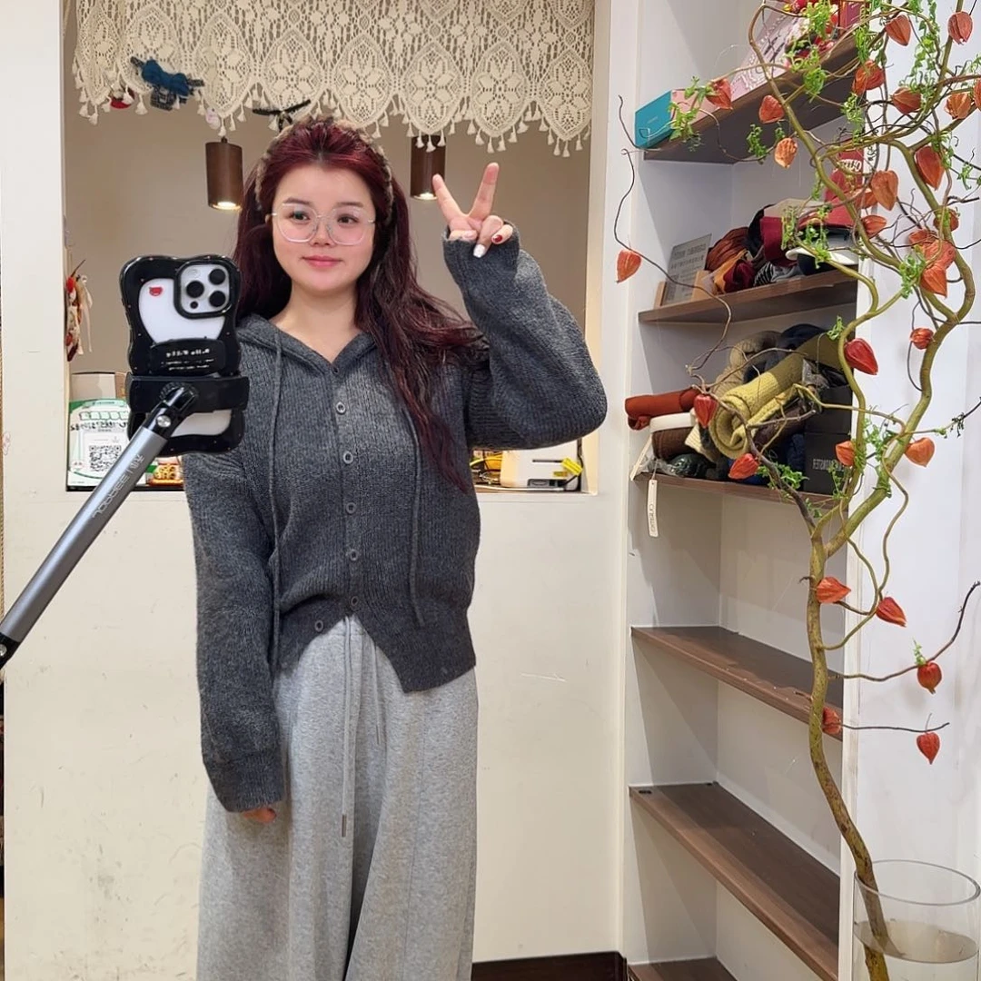 23012直播间灰色毛衣开衫连帽