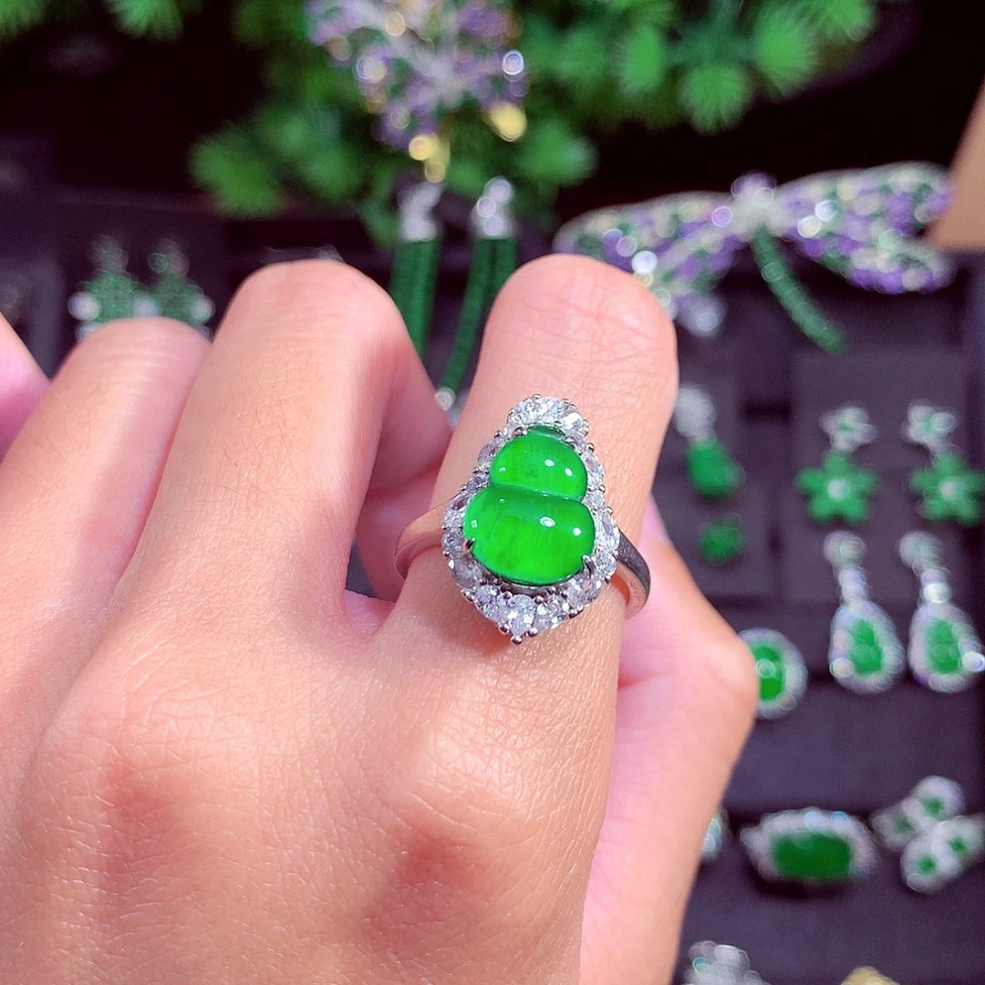 颈饰未镶嵌翡翠小**?天然