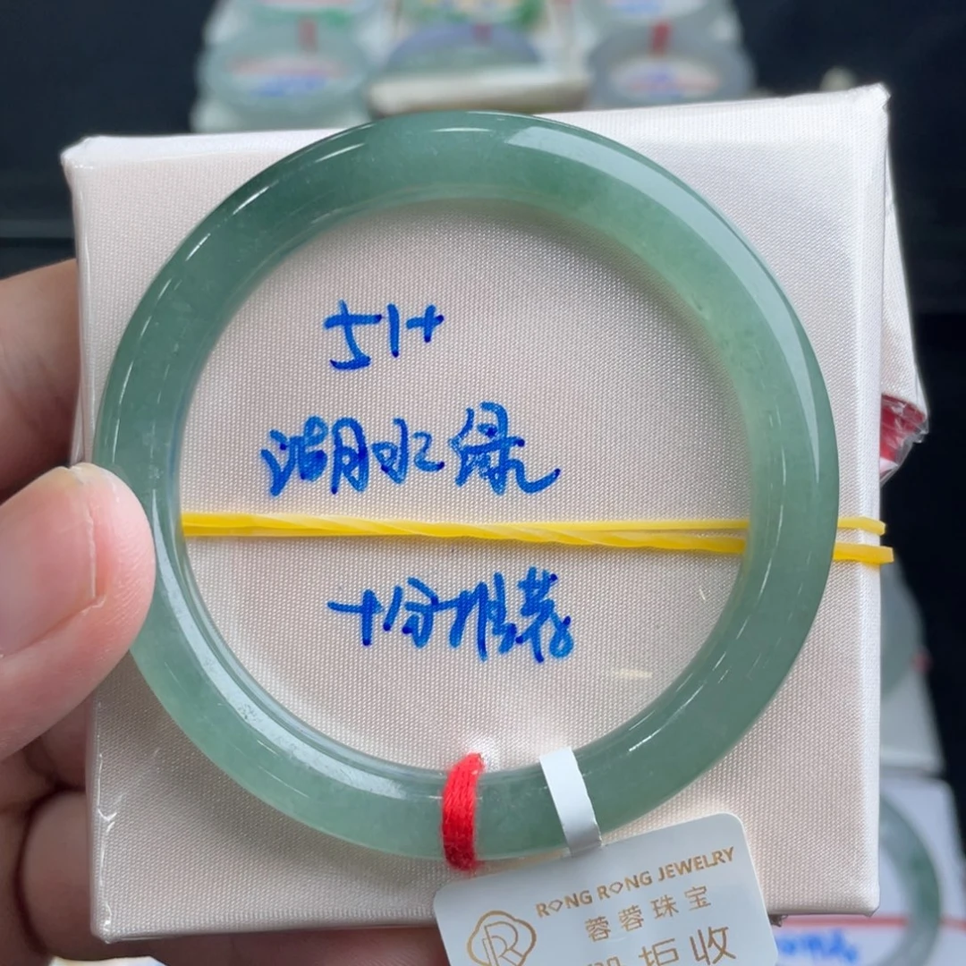 翡翠手镯未镶嵌翡翠手镯