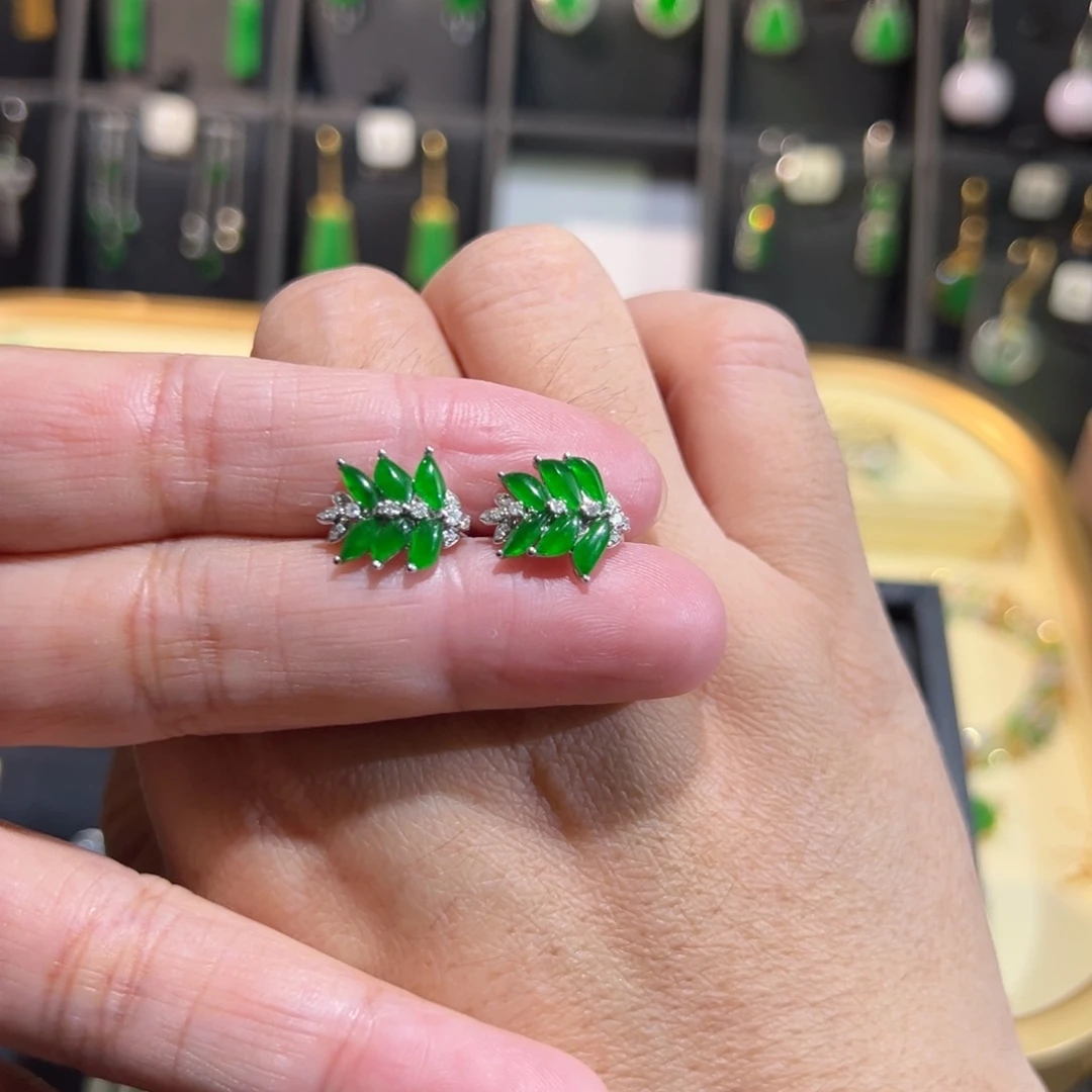 颈饰18K金镶嵌翡翠耳包