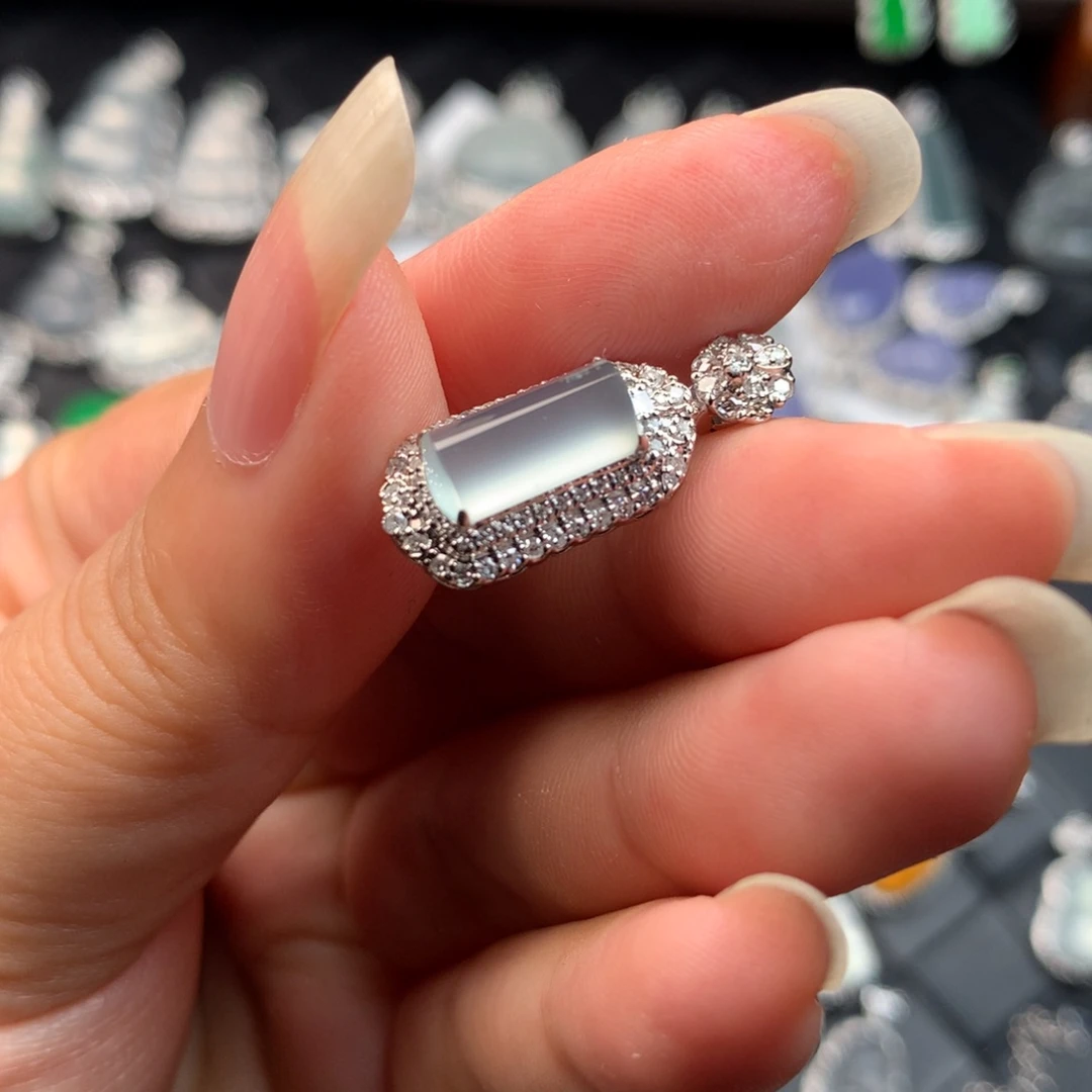 颈饰18K金镶嵌翡翠冰蓝无事柱